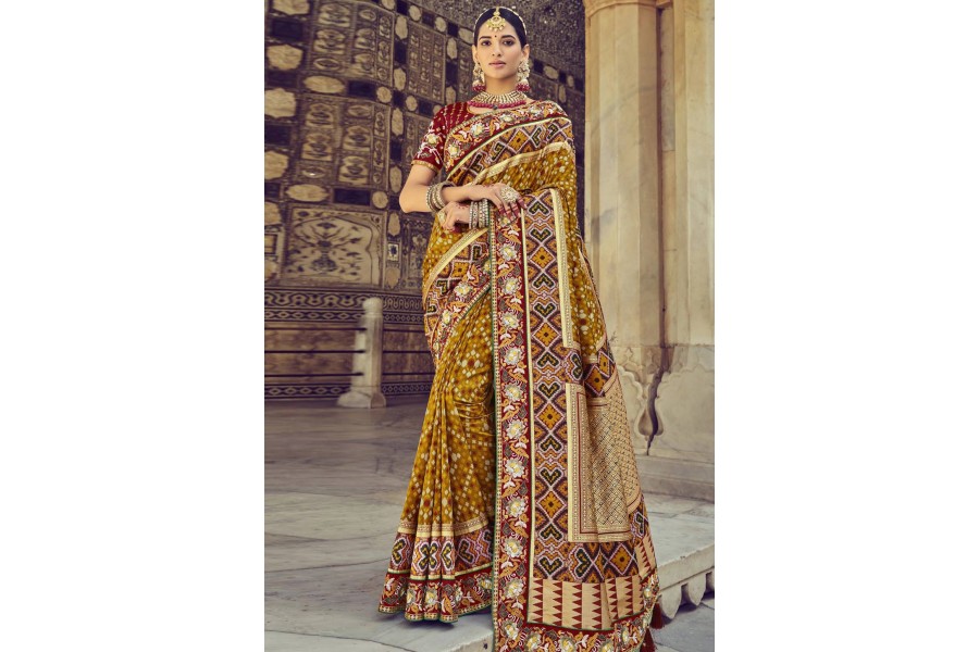 Mustard Embellished Silk Blend Saree With Unstitched Blouse Piece